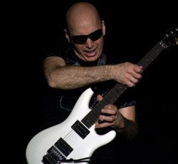 Ο Joe Satriani επιλέγει τις τρεις αγαπημένες του στιγμές από την καριέρα του Jimi Hendrix 