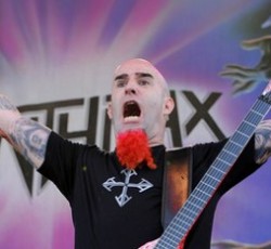 Αφήνει την κιθάρα και πιάνει... το μπιμπερό ο Scott Ian 