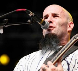 Scott Ian (Anthrax): «Θα πρέπει να κόβεται το internet στους παράνομους downloaders» 