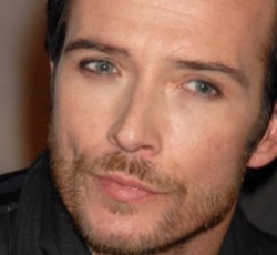 To «μπαλάκι» στους Velvet Revolver πετάει ο Scott Weiland 