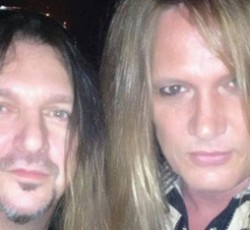 Sebastian Bach και Dave 'Snake' Sabo φωτογραφίζονται μαζί 