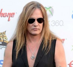Ο Sebastian Bach τα βάζει με τους οπαδούς του στο Facebook 