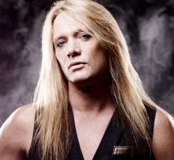 Δείτε τον Sebastian Bach να μιμείται τον Freddie Mercury