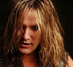 Ο Sebastian Bach μας υπενθυμίζει πόσο φίλος είναι με τον Axl Rose