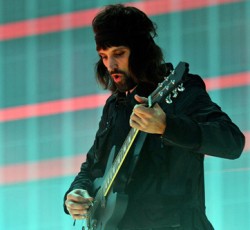 Τον «κώδωνα του κινδύνου» κρούει ο Serge Pizzorno (Kasabian) για τον Nigel Farage 