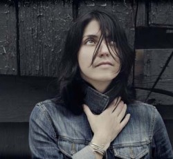 Μας ρίχνει υπέροχα με ολοκαίνουργιο single η Sharon Van Etten 