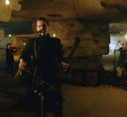 Οι Sigur Ros παίζουν το "Hrafntinna" μέσα σε μια σπηλιά 