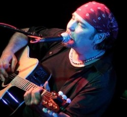 Ο κιθαρίστας των Mission σχολιάζει την ελληνική πραγματικότητα (όχι και με τα καλύτερα λόγια) 