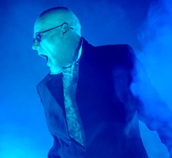 Νέα ημερομηνία και νέος χώρος για τη συναυλία των Sisters of Mercy 