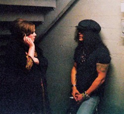 Ο Slash πλέκει το εγκώμιο της Adele και της Amy Winehouse 