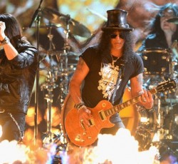 Slash, Myles Kennedy και Simon Neil (Biffy Clyro) διασκευάζουν το "Crazy Train" στα MTV EMA (video)