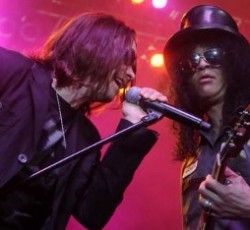 Οι Alter Bridge μαζί με τον Slash στη σκηνή 