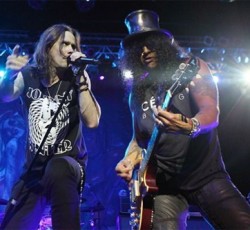 Επίσημο lyric video για το "World On Fire" του Slash 