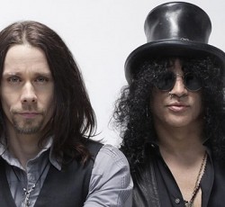 O Myles Kennedy παραδίδει μαθήματα κιθάρας στον Slash 