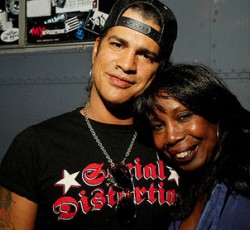 Απεβίωσε η μητέρα του Slash 