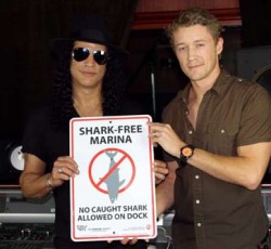 Ο Slash σε καμπάνια για την προστασία των καρχαριών 