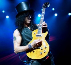 Ο Slash αποθεώνει το metal 