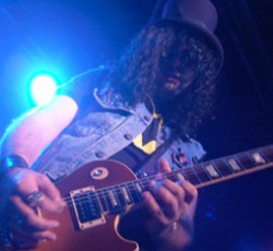 Και κομμάτια των Guns N' Roses θα παίξει ο Slash στη solo περιοδεία του 