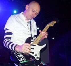 Νέα μπασίστρια για τους Smashing Pumpkins 