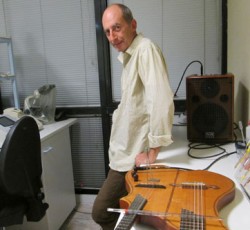 Βόλτα στα δισκάδικα, με αφορμή το "Blue Nevus" του Σωτήρη Δεμπόνου 