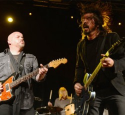 Συναυλία-έκπληξη από τους Sound City Players του Dave Grohl στους δρόμους του Los Angeles