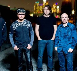 Απαθανατίστηκε η εν πλω σύμπραξη Spock's Beard - Neal Morse 