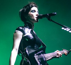 Ακούστε το νέο τραγούδι της St. Vincent 