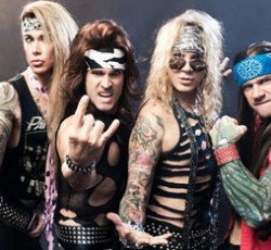 Μέλη των Judas Priest στη σκηνή με τους Steel Panther 