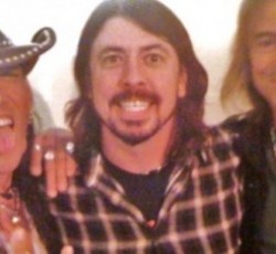 Μέλη των Ratt συνεργάζονται με τον Dave Grohl 