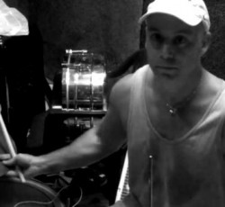 Σε αυτοκινητικό ατύχημα ο drummer των Atheist 