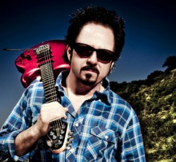 Steve Lukather (Toto): «Η μουσική κουλτούρα του streaming θέλει δίσκους φαστφουντάδικου που ο κόσμος δεν δίνει σημασία καθώς τους ακούει» 