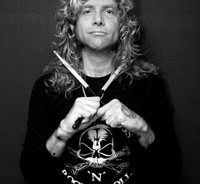 Τα μέσα και τα έξω του Steven Adler στη φυλακή 