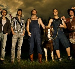 Μια πλέον ιδιαίτερη διασκευή του "The Trooper" από τους Steve 'N' Seagulls 