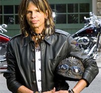 Ο Steven Tyler των Aerosmith βγαίνει από την κλινική 