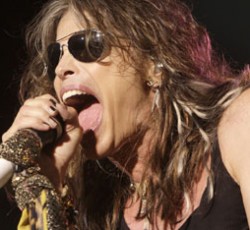 O Steven Tyler τραγουδά σε… αυτοσχέδιο καραόκε