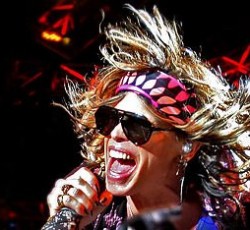 Ο Steven Tyler ερμηνεύει τραγούδια από το "Abbey Road" των Beatles