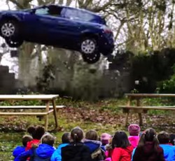 Μια ακουστική έκδοση του "Sweet Child O' Mine" σε ένα σοκαριστικό spot 