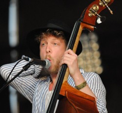 Σε επέμβαση στον εγκέφαλο υπεβλήθη ο μπασίστας των Mumford & Sons 