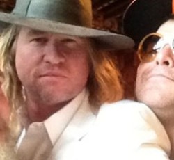 Maria Menounos, Val Kilmer, Dave Grohl και Josh Groban σε video για χάρη των Tenacious D 