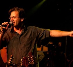 Ακούστε τα δύο καινούρια κομμάτια του Θανάση Παπακωνσταντίνου 