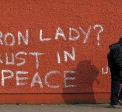 Στην κορυφή των charts ανεβάζουν οι Άγγλοι το "The Witch Is Dead", σατιρίζοντας τον θάνατο της Margaret Thatcher 