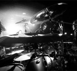 Το supergroup Them Crooked Vultures με online υλικό