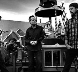 Καινούργιο κομμάτι από τους Them Crooked Vultures 