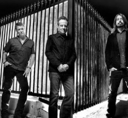 Άντρας αυτοκτόνησε λόγω εμβοών που προκλήθηκαν σε συναυλία των Them Crooked Vultures 