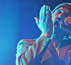 Ο Tim Booth, η φωνή των James, έρχεται στην Ελλάδα για τρεις εμφανίσεις. Κερδίστε προσκλήσεις για τη συναυλία της Θεσσαλονίκης! 