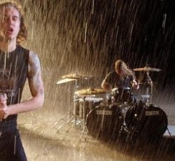 Χριστουγεννιάτικα κομμάτια, εμπνευσμένα από τον Arnold Schwarzenegger, γράφει ο τραγουδιστής των As I Lay Dying 