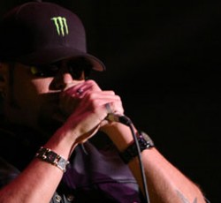 «Ιπτάμενο» ποτήρι μπύρας προσγειώνεται στον Tim "Ripper" Owens - Δείτε το βίντεο 