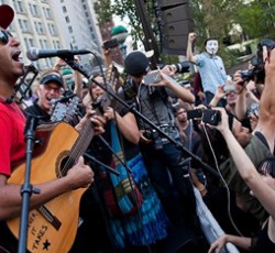 Οι Tom Morello, Serj Tankian και Tim McIlrath γράφουν τον ύμνο του κινήματος Occupy Wall Street 