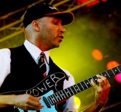 Tom Morello (Rage Against The Machine): «Οι εκατομμύρια πωλήσεις δίσκων δεν καλλιεργούν το ταλέντο» 