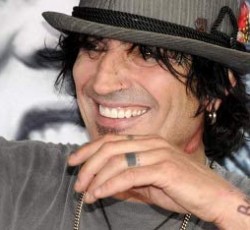 Tommy Lee: «Η εποχή των album πέρασε...» 